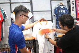 Áo World Cup 2026 của Ronaldo giá 4 triệu đồng vẫn "cháy hàng", không đủ bán