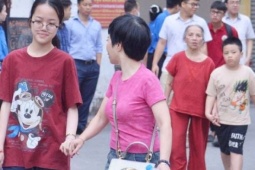 Bà 80 tuổi đưa cháu đi thi tốt nghiệp THPT 2026: “Từ thuở lọt lòng đến khi hết cấp 3, bà cháu chưa rời nhau nửa bước”