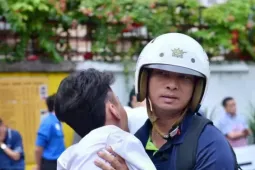 Giáo dục - Thí sinh đặc biệt, 12 năm đến trường bằng đôi chân của cha