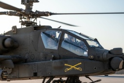 UAV Iran 'đâm trúng buồng lái Apache, kẹt giữa hai phi công'