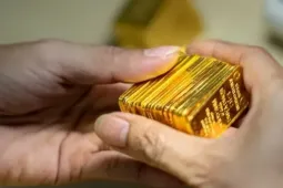 Lỗ gần 60 triệu đồng/lượng từ đỉnh, người cầm vàng "đứng ngồi không yên"