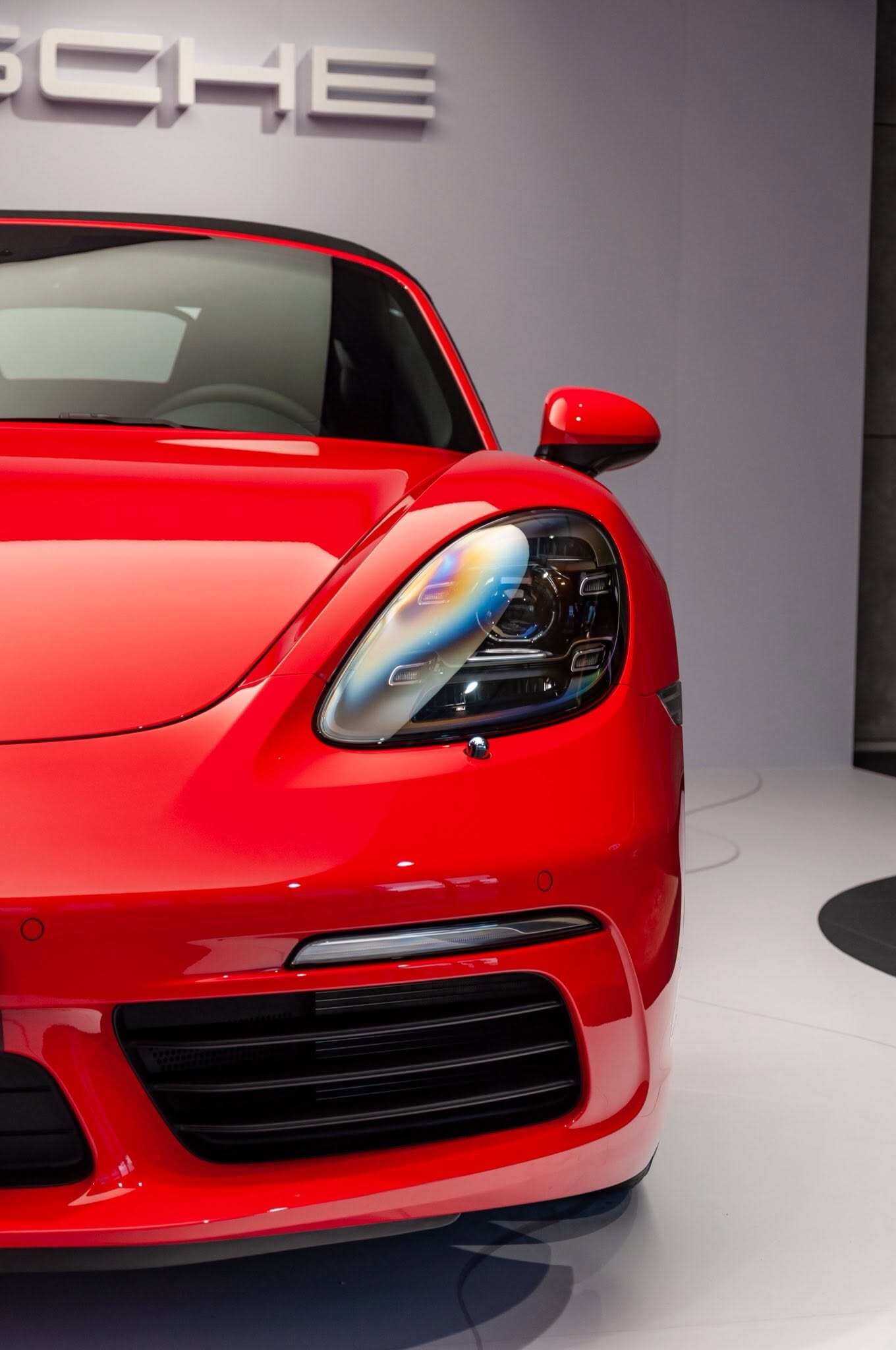 Siêu mẫu Thanh Hằng chi hơn 5 tỷ tậu Porsche 718 Boxster mừng sinh nhật sớm - 3