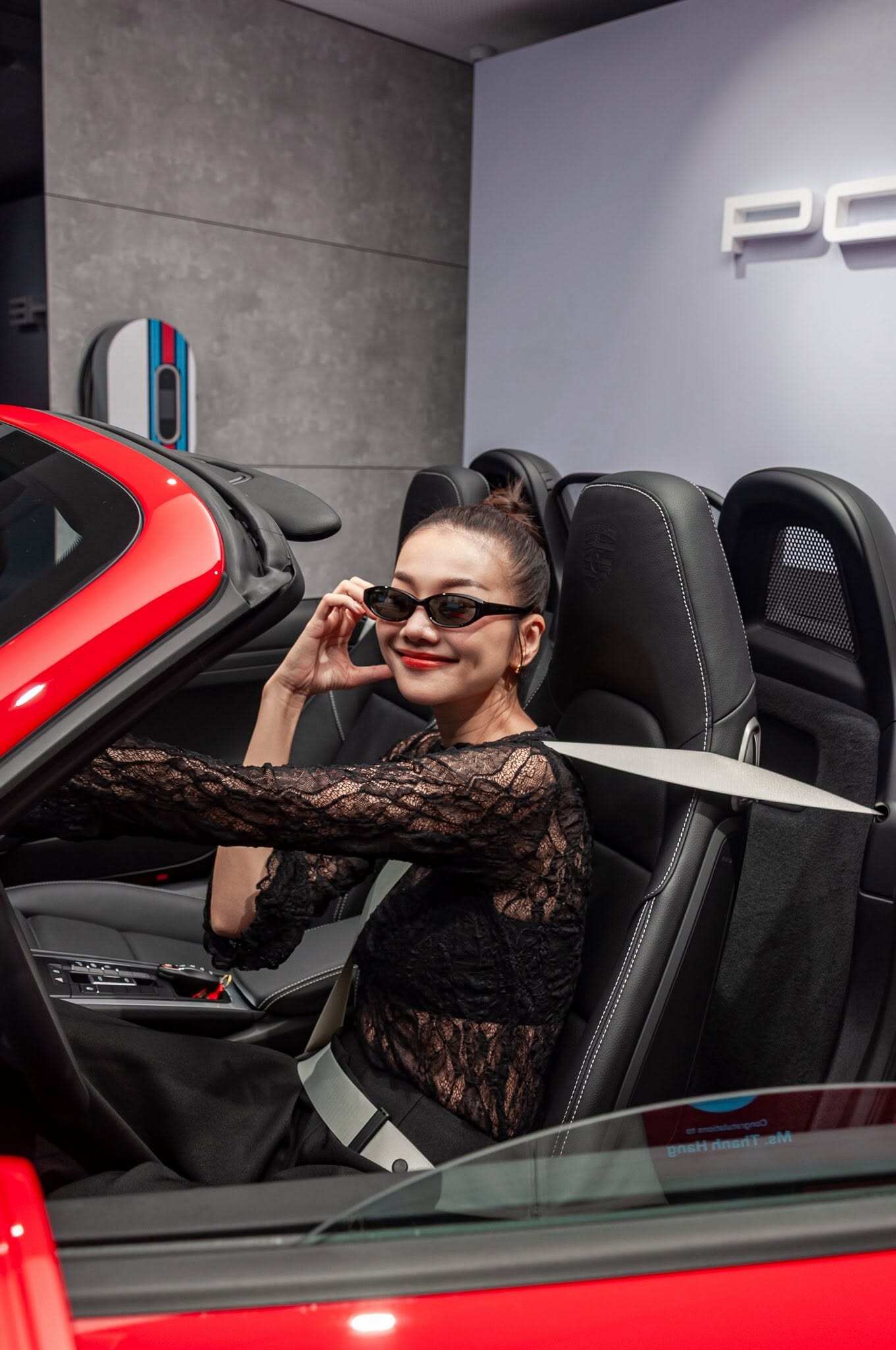 Siêu mẫu Thanh Hằng chi hơn 5 tỷ tậu Porsche 718 Boxster mừng sinh nhật sớm - 4