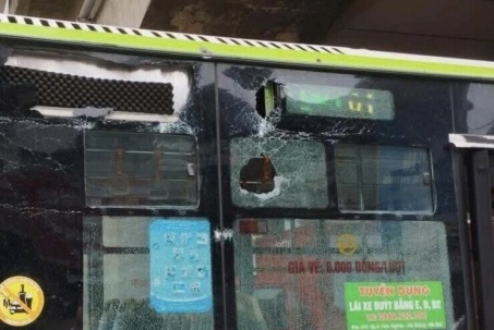 Hà Nội: Vữa từ nhà ga metro Cát Linh – Hà Đông rơi trúng vỡ kính xe buýt BRT khi đang lưu thông