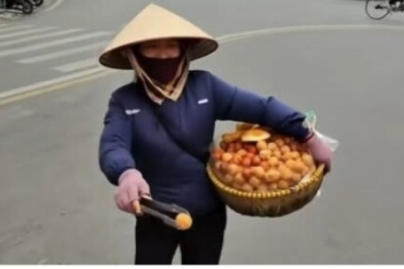 Xử phạt người phụ nữ bán 10 bánh rán cho du khách nước ngoài giá 420.000 đồng