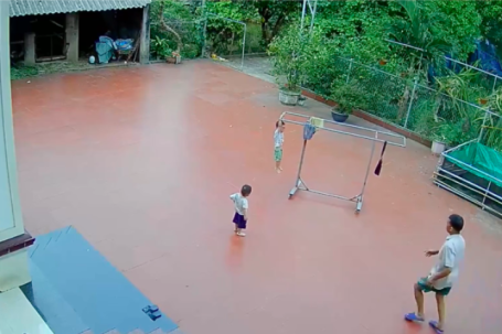 Clip 'khối nghỉ hè' tự treo mình lên giá phơi quần áo khiến ông bà hết hồn
