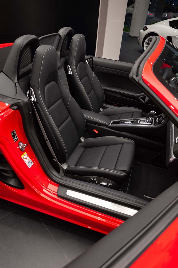 Siêu mẫu Thanh Hằng chi hơn 5 tỷ tậu Porsche 718 Boxster mừng sinh nhật sớm - 8