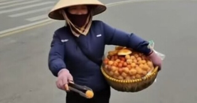 Xử phạt người phụ nữ bán 10 bánh rán cho du khách nước ngoài giá 420.000 đồng