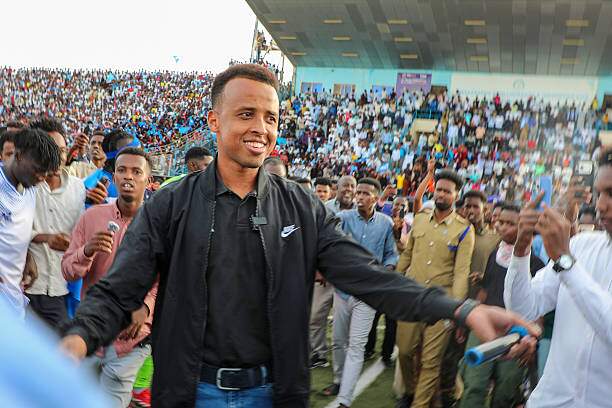 Hàng ngàn người Somalia đã đến đón chào trọng tài Omar Artan sau khi ông trở về Mogadishu