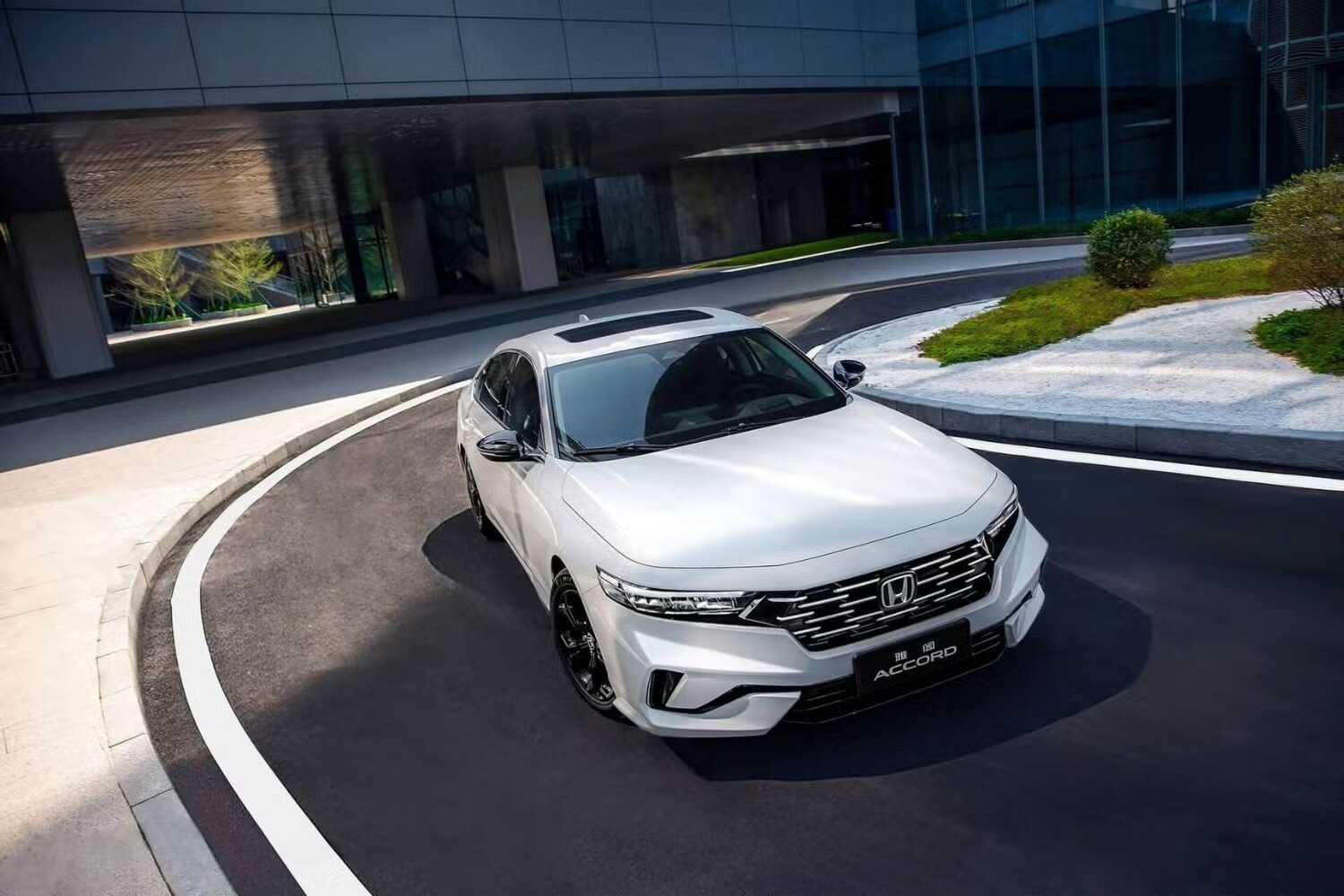 Honda Accord&nbsp;mới có một số điểm nâng cấp ở mặt ngoại thất từ phần đầu xe đến lưới tản nhiệt.
