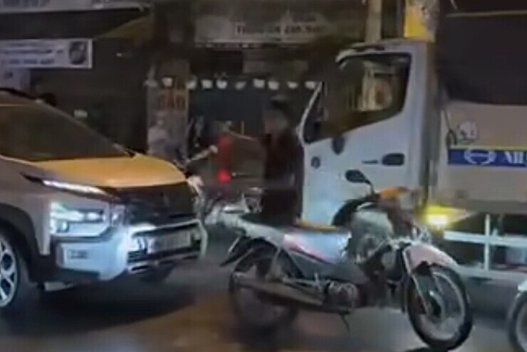 Người đàn ông gây hỗn loạn 1 tuyến đường ở TPHCM do "buồn chuyện gia đình"