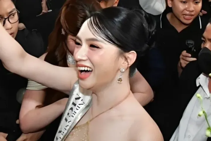 Rà soát vụ Hương Giang diễu hành trên xe buýt hai tầng