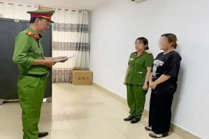Người mẹ trẻ bị bắt vì đánh con dẫn đến tử vong