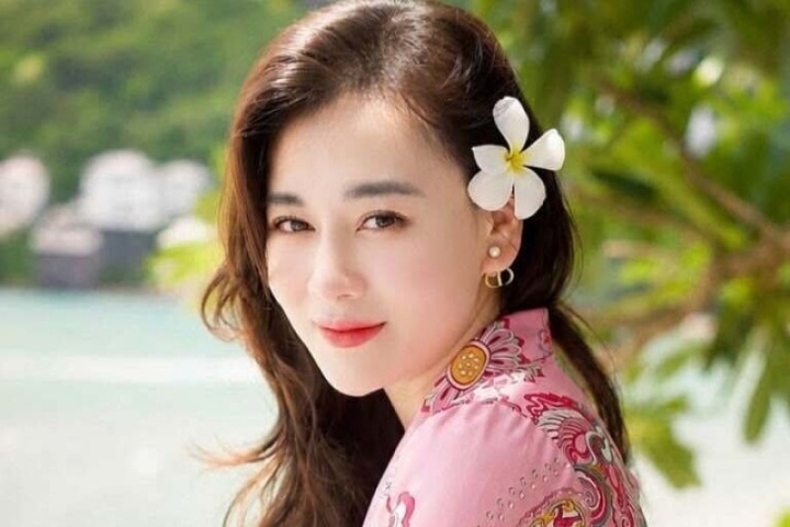 Ảnh sao 12/6: Phương Oanh diện đồ bộ 'kín bưng' ngắm biển