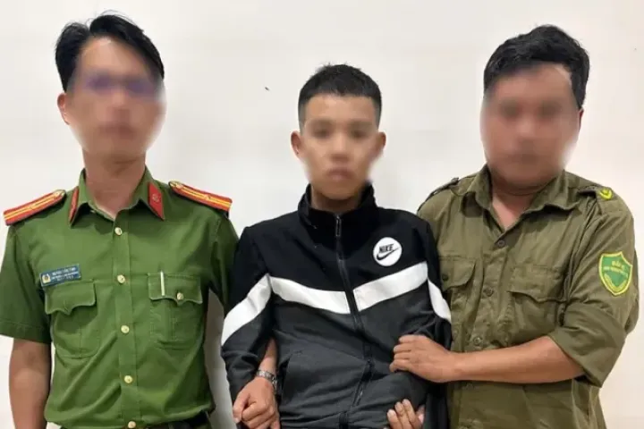 Bắt đối tượng mang kiếm tấn công cha ruột, ném 'bom xăng' vào công an