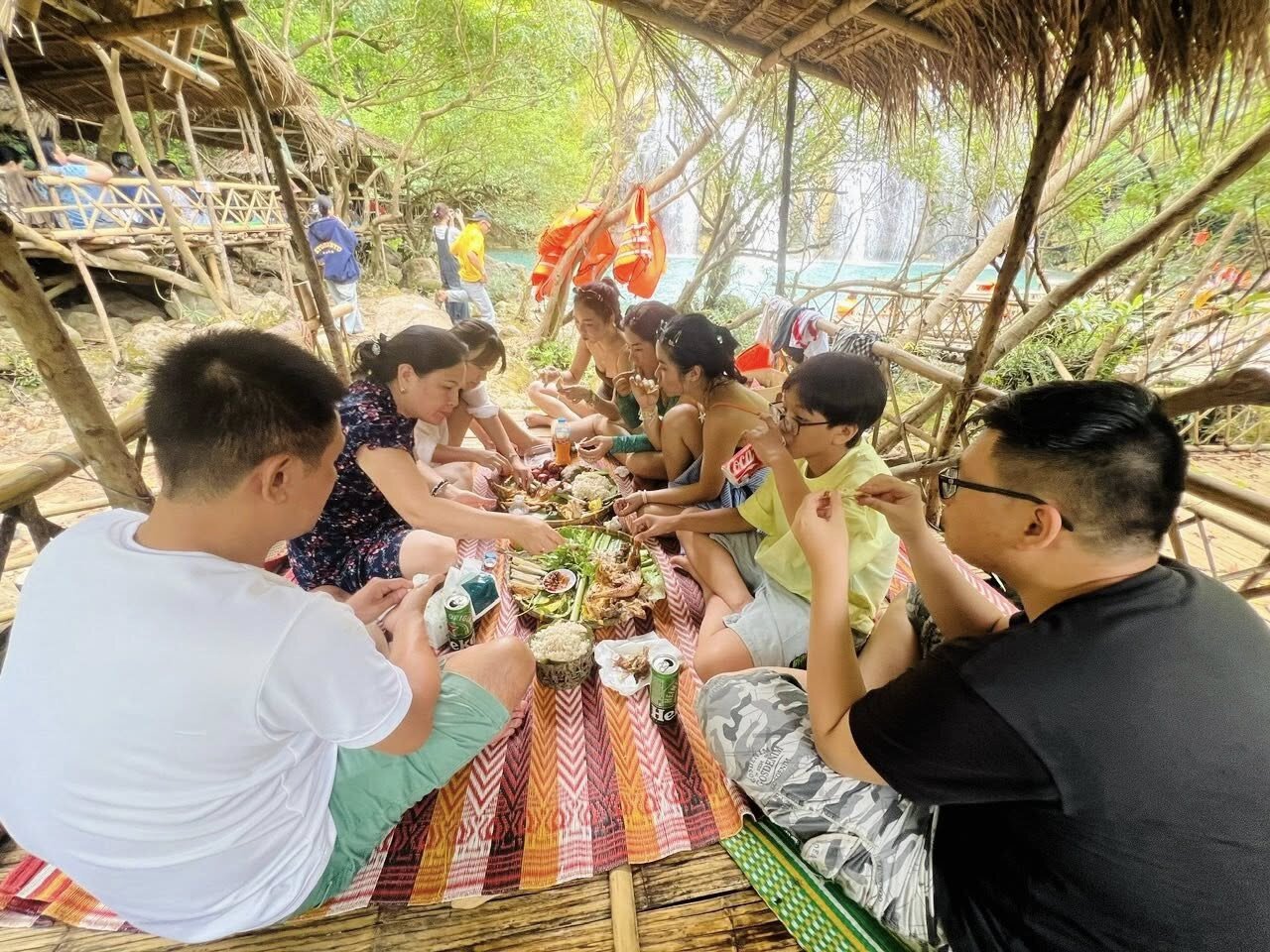 Chi phí vui chơi, ăn uống trong ngày tại thác Tà Puồng của gia đình chị Kim Anh hết khoảng 1,5 triệu đồng (không bao gồm phí di chuyển)