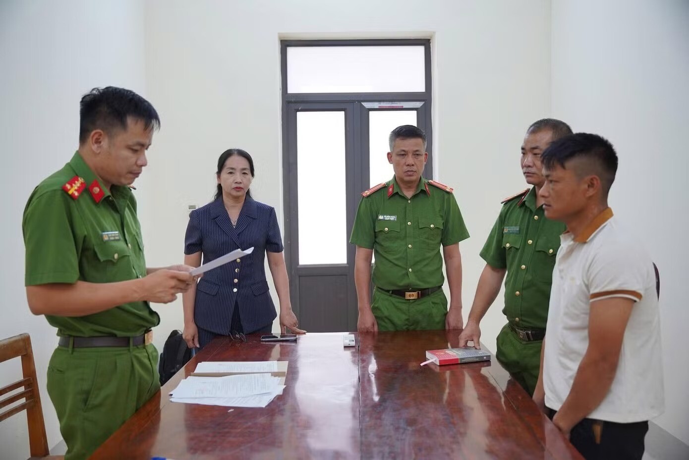 Đối tượng Giàng A Lia tại cơ quan công an. Ảnh: CACC.