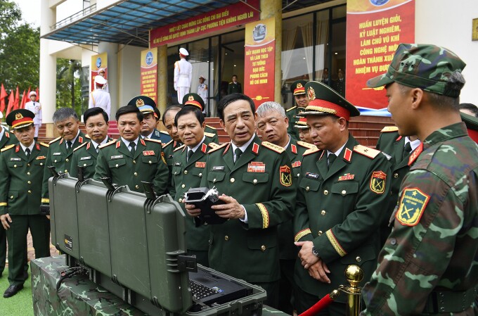 Đại tướng Phan Văn Giang và các đại biểu tham quan khu trưng bày vũ khí, trang bị kỹ thuật không người lái. Ảnh: VGP/Nguyễn Hoàng