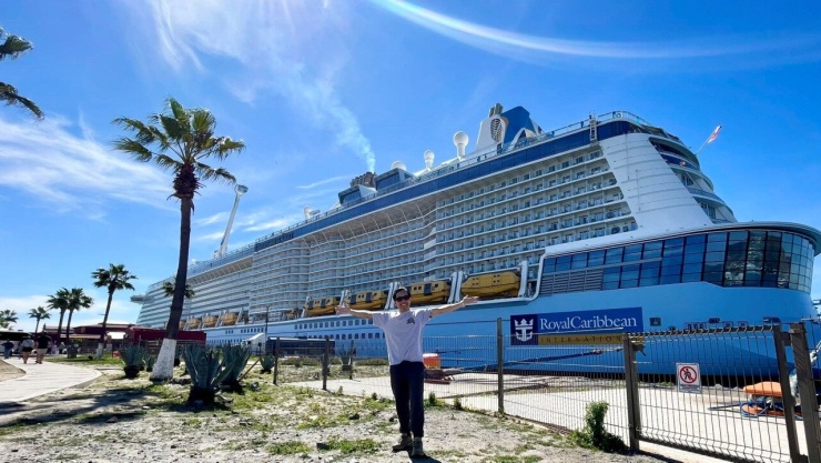 Những nỗ lực giúp anh có cơ hội làm việc trên du thuyền Voyager of the Seas