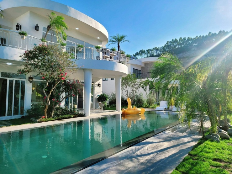 Bên cạnh cuộc hôn nhân viên mãn, khối tài sản của gia đình Mạnh Trường cũng thu hút sự quan tâm với nhiều bất động sản trải dài từ Hà Nội đến Hưng Yên, Phú Thọ.