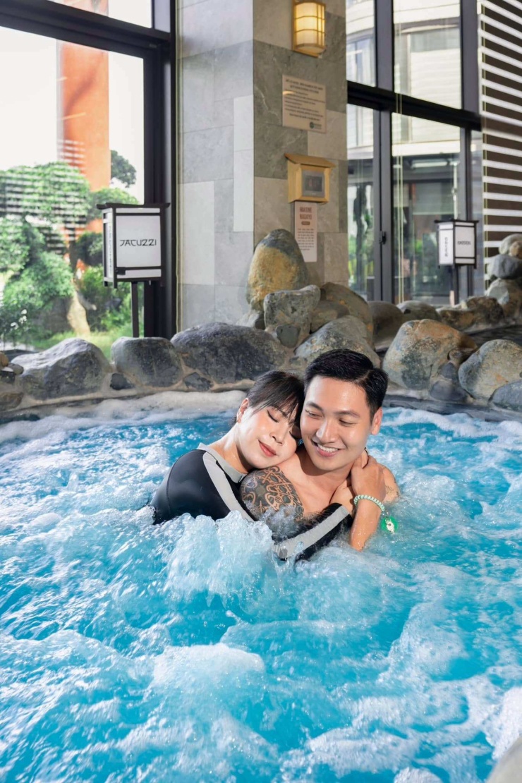 Không chỉ thành công trong sự nghiệp, Mạnh Trường còn khiến nhiều người ngưỡng mộ bởi cuộc sống hôn nhân viên mãn bên người vợ xinh đẹp, giỏi giang. Nam diễn viên kết hôn với bà xã Lan Phương từ khá sớm. Hai người từng là bạn học cấp 2 trước khi nên duyên vợ chồng. Sau hơn một thập kỷ chung sống, tổ ấm của họ hiện có ba người con đáng yêu. Mạnh Trường nhiều lần chia sẻ rằng vợ chính là hậu phương vững chắc giúp anh yên tâm phát triển sự nghiệp. Lan Phương không hoạt động nghệ thuật nhưng được nhận xét là người phụ nữ vừa xinh đẹp, vừa giỏi giang và khéo léo trong việc vun vén gia đình.