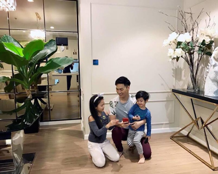 Trắng và nâu là tông màu nổi bật của căn nhà có diện tích 140m2. Góc nào nhìn cũng sang trọng.