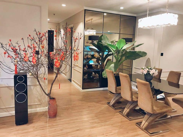 Ngôi nhà được chăm chút tỉ mỉ với đồ nội thất sang trọng.