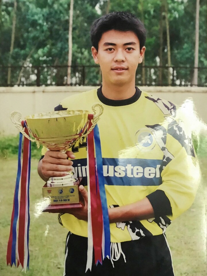 MC Tuấn Tú từng khoác áo U16 Thể Công và cùng đội bóng giành chức vô địch U16 toàn quốc.