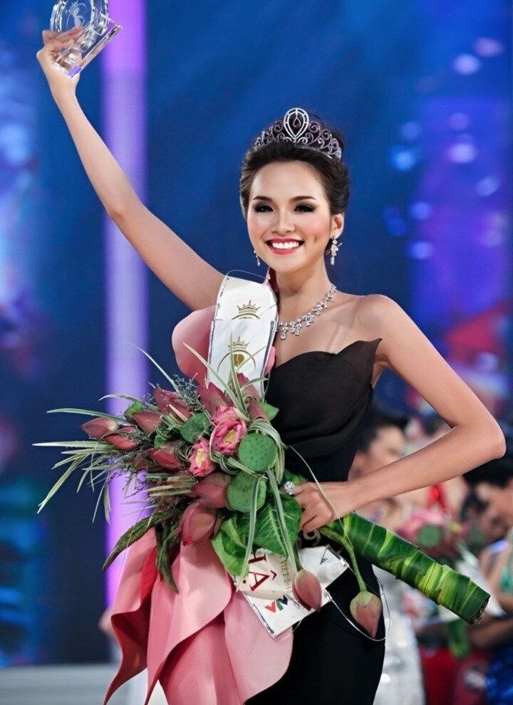 Diễm Hương đăng quang Hoa hậu Thế giới người Việt 2007.