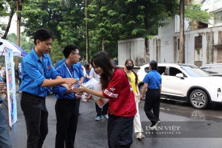 Khoảng 1,2 triệu thí sinh thi hai môn cuối trong sáng 12/6, tại điểm thi Trường THCS Trần Duy Hưng (Hà Nội), lực lượng tình nguyện viên phát nước, động viên các sĩ tử.&nbsp;Ảnh: Gia Khiêm