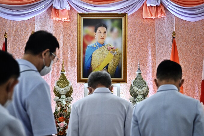 Người dân Thái Lan cầu nguyện cho công chúa Bajrakitiyabha tại Bệnh viện Chulalongkorn ngày 16/12/2022 khi bà vừa hôn mê. Ảnh: AFP
