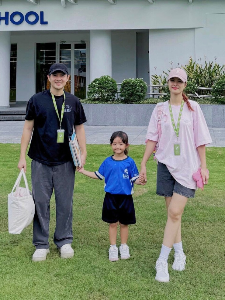 Ảnh sao 12/6: Phương Oanh diện đồ bộ 'kín bưng' ngắm biển - 1