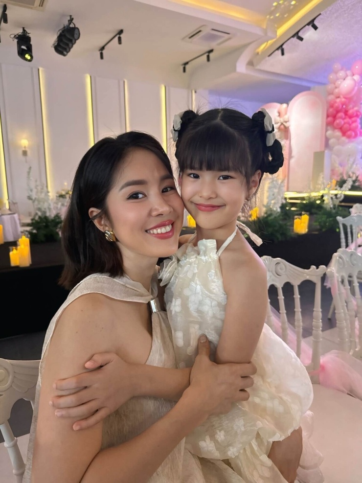 Ảnh sao 12/6: Phương Oanh diện đồ bộ 'kín bưng' ngắm biển - 5