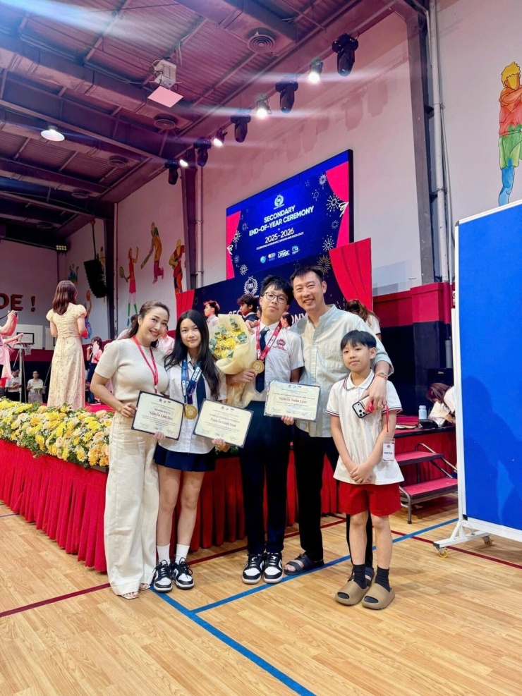 Ảnh sao 12/6: Phương Oanh diện đồ bộ 'kín bưng' ngắm biển - 6