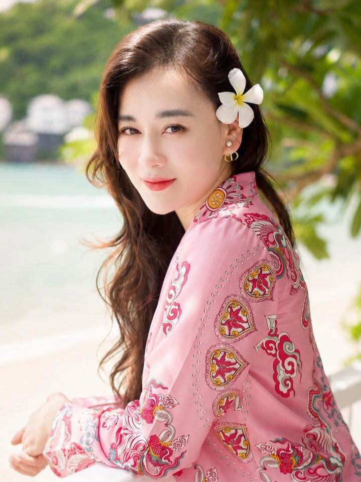 Ảnh sao 12/6: Phương Oanh diện đồ bộ 'kín bưng' ngắm biển - 7