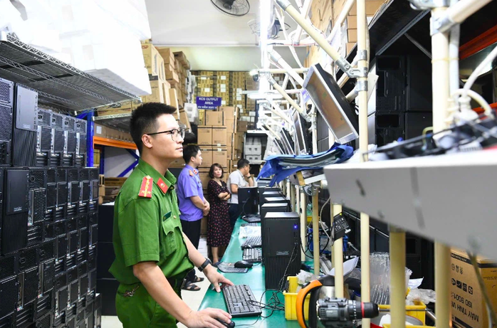 Kiểm tra các thiết bị tại Công ty Cổ phần Truyền thông và Máy tính Thánh Gióng. Ảnh: Công an cung cấp