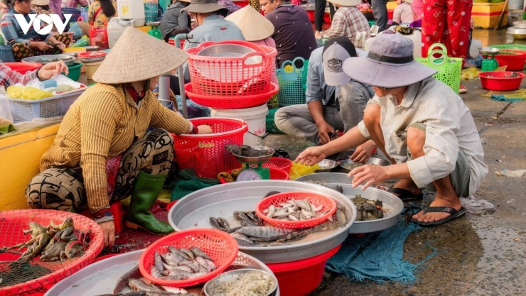 Đúng như tên gọi gắn liền với tập quán sông nước, ngôi chợ này hoàn toàn không có sạp kệ, không mái che kiên cố. Trải dài trên một khoảnh sân rộng khoảng 700 m2, người bán cứ thong thả ngồi chồm hổm bên mẹt hàng của mình và người mua nếu muốn lựa được món đồ ưng ý cũng phải cúi người, ngồi chồm hổm theo.