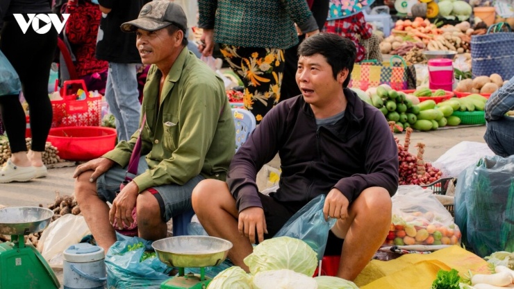 Đến khoảng 9h hoặc 9h30 sáng, chợ bắt đầu vãn và tan dần. Cái nhịp sống "đi sớm về mau" ấy qua năm dài tháng rộng đã tạo thành một thói quen, một giản dị đã ăn sâu vào tiềm thức của bà con nơi đây.