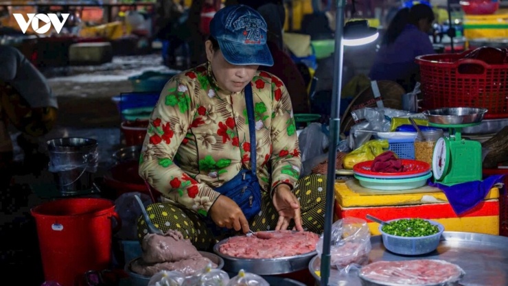 Chợ quê nên người bán cũng là dân quê chính gốc. Họ mang những gì chắt chiu được từ ruộng đồng, sông nước ra chợ để đổi lấy những thứ gia đình cần.