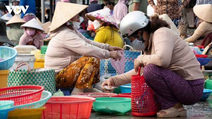 Người địa phương vẫn hay trìu mến gọi nơi đây bằng cái tên "chợ đồng quê", bởi thứ duy nhất được bày bán ở đây là những sản vật "cây nhà lá vườn".