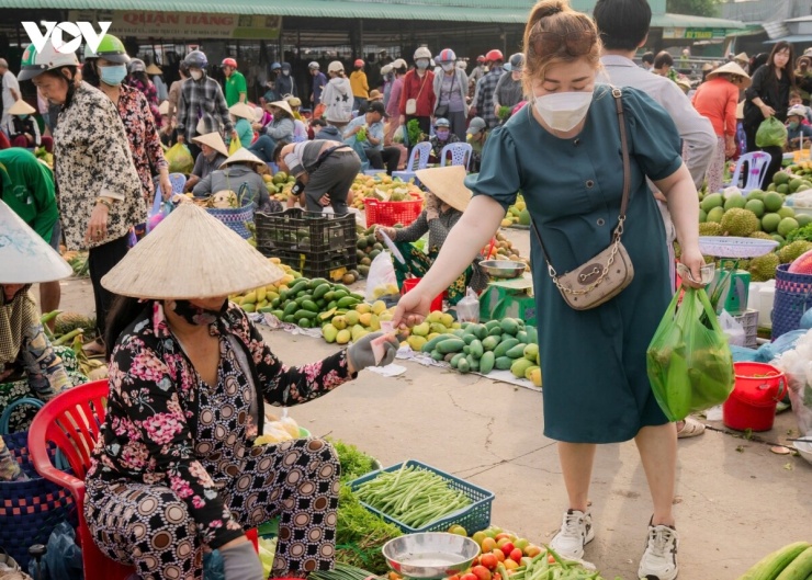 Từ đọt choại, bông súng, bẹn súng, rau muống, rau dừa cho đến hẹ nước, bồn bồn, lạc tiên... Nằm kế bên là những sản vật vừa được đánh bắt từ lòng sông sâu: nào cá lòng tong, cá rô, cá sặc, cá lóc, cá trê, rồi cả lươn, rắn, chuột đồng tươi rói. Theo kinh nghiệm truyền tai của người dân bản địa, muốn săn được những món đồ tươi ngon, ngọt lành nhất thì nhất định phải đi chợ thật sớm.