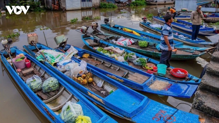 Lời tâm sự mộc mạc của bà Tâm cũng chính là tiếng lòng chung của bao phận người gắn bó với ngôi chợ này. Cái làm nên phần hồn, phần sắc đặc trưng của chợ Chồm Hổm chính là những thúng mủng, rổ rào đong đầy hương đồng cỏ nội.