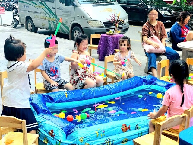 Bể bơm hơi rất "được lòng" các bé khi hè đến. Ảnh: TNV.