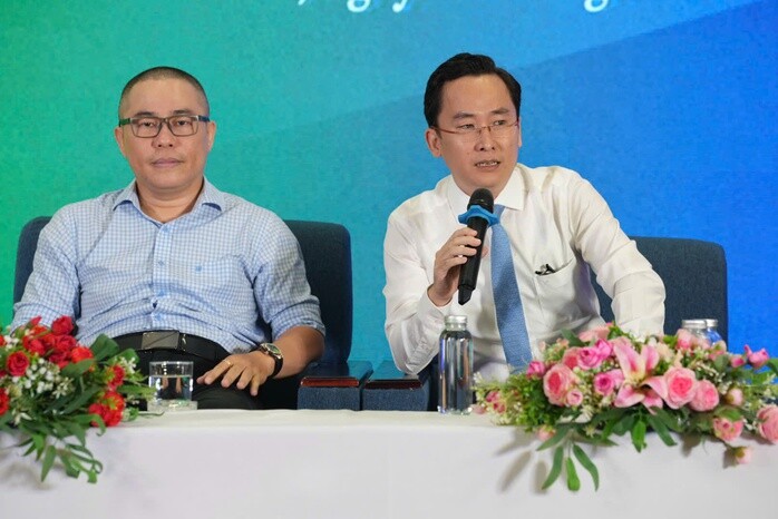 TS Châu Đình Linh (phải) và ông Phan Dũng Khánh tại talkshow của Báo Người Lao Động