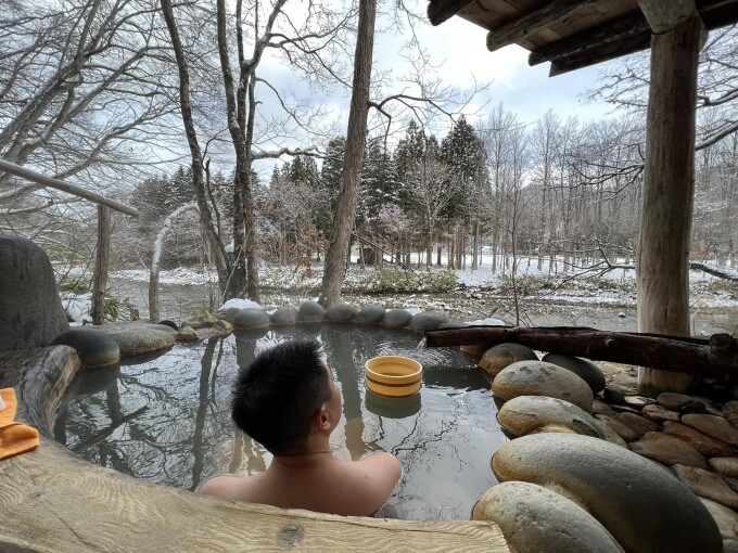 Điểm tắm onsen riêng tư ở Hokkaido mùa tuyết rơi. Ảnh: Denise Wong