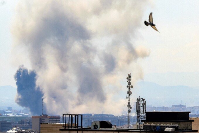 Khói bốc lên tại thủ đô Tehran, Iran sau một đòn không kích ngày 7/4. Ảnh: AFP