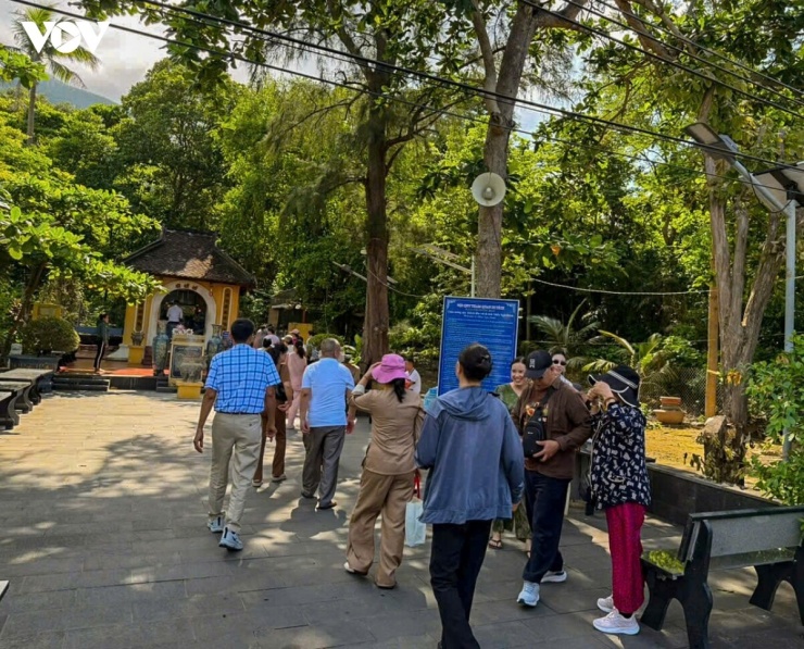 Những năm gần đây, cùng với sự phát triển của du lịch tâm linh tại Côn Đảo, lượng du khách đến miếu Ngũ Hành ngày càng đông. Nhiều người sau khi viếng nghĩa trang Hàng Dương, miếu Bà Phi Yến hay các địa danh lịch sử khác đều ghé qua nơi đây để dâng hương, cầu bình an cho gia đình. 