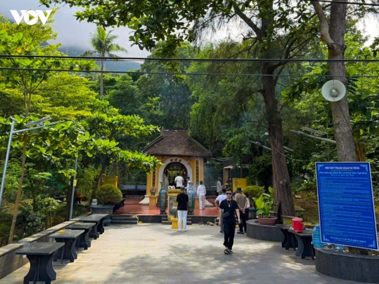 Điều khiến miếu Ngũ Hành trở nên đặc biệt không chỉ nằm ở giá trị tín ngưỡng mà còn ở cách gìn giữ không gian tâm linh văn minh, gần gũi với môi trường.