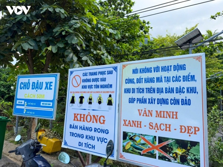 Những lễ vật dâng cúng ở ngôi miếu này được yêu cầu chuẩn bị đơn giản, tiết chế, tránh lãng phí. Đặc biệt, tình trạng sử dụng đồ nhựa dùng một lần rất hạn chế, góp phần giữ gìn cảnh quan xanh sạch cho khu vực di tích.