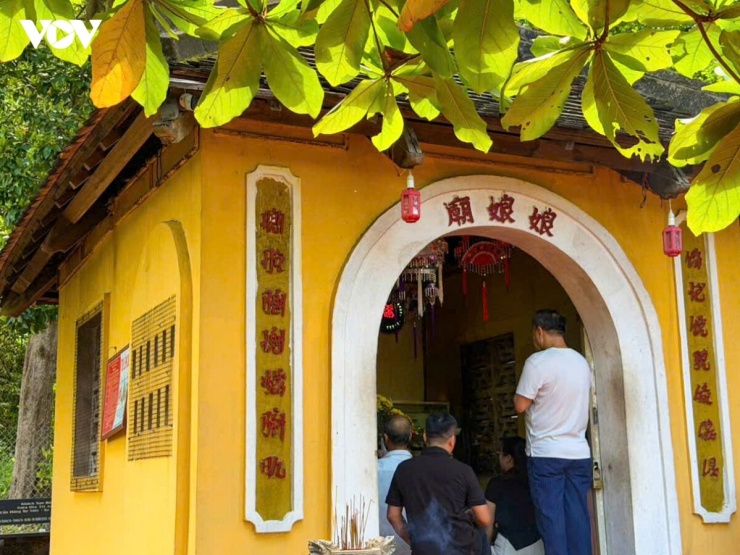 Nhiều du khách lần đầu đến Côn Đảo bày tỏ sự ấn tượng trước nét đẹp văn hóa này. Không chen lấn, không xô bồ, không khói vàng mã nghi ngút, mọi người đều tự giác giữ gìn vệ sinh, xếp hàng dâng hương và tôn trọng không gian chung.